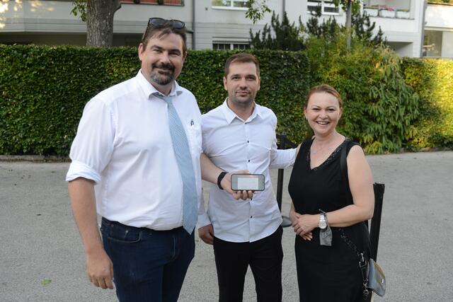 Bürgermeister Stefan Steinbichler bei der 3G-Corona-Kontrolle durch Granit Kastrati und Mekica Djordjevic.