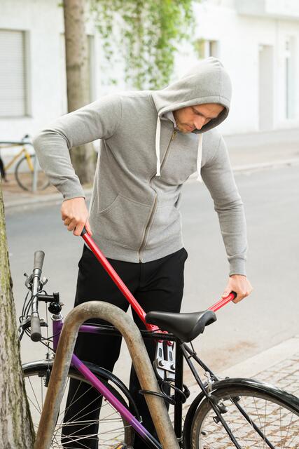 Neben einem Mountainbike wurde auch ein Bolzenschneider sichergestellt. Der Täter gab an, dass er bereits versucht habe, damit Fahrradschlösser aufzubrechen. | Foto: Andrey Popov/panthermedia (Symbolfoto)
