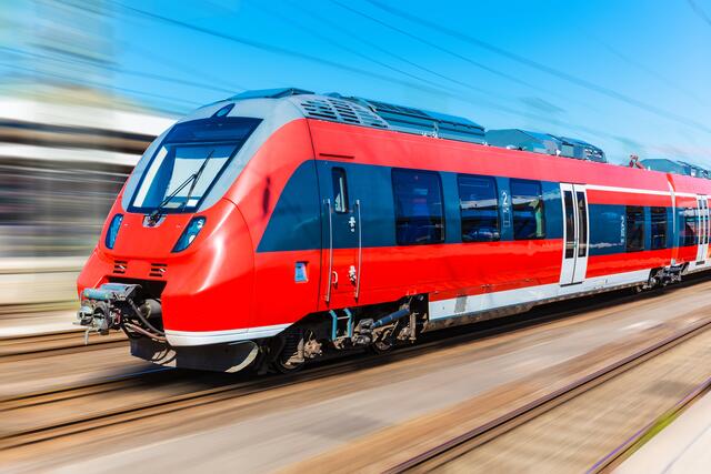 Am Pkw entstand Totalschaden, die Eisenbahngarnitur wurde im Frontbereich erheblich beschädigt.