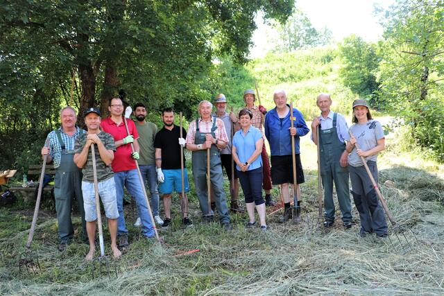 Bgm. Waltraud Walch und Toni Plaschzug (Bildmitte) mit der Berg- und Naturwacht und Helfern beim Heueinsatz.  | Foto: Edith Ertl