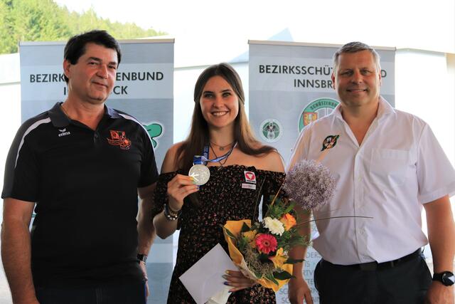 Bgm Manfred Schafferer, Rebecca Köck und Bezirksoberschützenmeister Joachim Steinlechner.