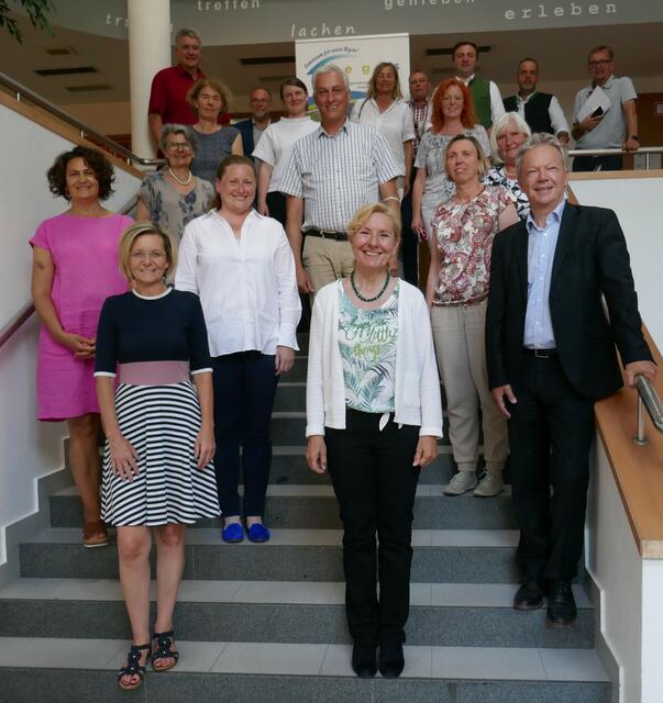 REGIS-Obmann Bürgermeister Alexander Scheutz und REGIS-Geschäftsführerin Rosa Wimmer mit den Mitgliedern des Projektauswahlgremiums (natürlich 3 G Regeln vorher überprüft). | Foto: REGIS