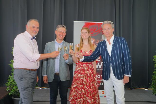 Auf eine traumhafte "Lustige Witwe": LH Hans Peter Doskozil, Maestro Erich Polz, Solistin Svenja Isabella Kallweit und Generalintendant Alfons Haider. | Foto: Elisabeth Kloiber