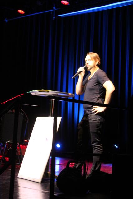 KUGA-Obmann Mani Bintinger, der selbst mit seiner Band Coffeeshock Company den Krowodnrock weiterträgt.