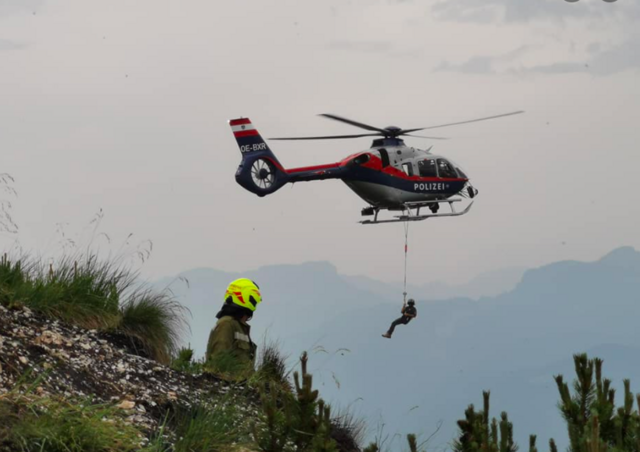 Auch Hubschrauber waren bei den Löscharbeiten auf dem Gartenzinken (Zimnitz) in Bad Ischl im Einsatz.