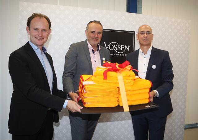 Die Vossen-Geschäftsführer Paul Mohr und Werner Blohmann (v.l.) überreichten Landeshauptmann Hans Peter Doskozil ein Paket der neuen Handtücher der Edition 100 Jahre Burgenland  | Foto: LMS