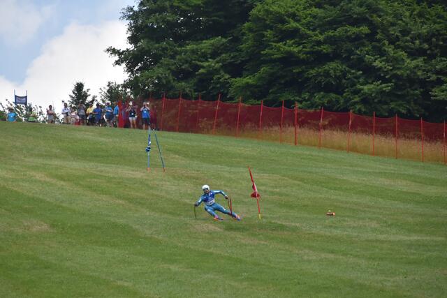 Spektakulärer Einfädler mit nur einem Schi  | Foto: Michael Strini