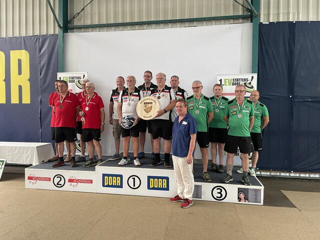 v.l.n.r.: 2. Platz: SG Obergrafendorf/Naturfreunde St. Pölten (Bandion Gerhard, Bandion Manfred, Enzinger Peter, Gruber Josef), 1. Platz: SG Pottschach/Eisbären Neunkirchen (Hausleber Gerhard, Weisz Stefan, Untermazoner Horst, Gaulhofer Franz; Pusterhofer Wolfgang), Sportstadtrat Heinz Hauptmann, 3. Platz: 1. EV Stattersdorf (Karl Baumgartner, Claus Kerschner, Martin Rössler, Harald Kirisits) | Foto: Harald Köninger