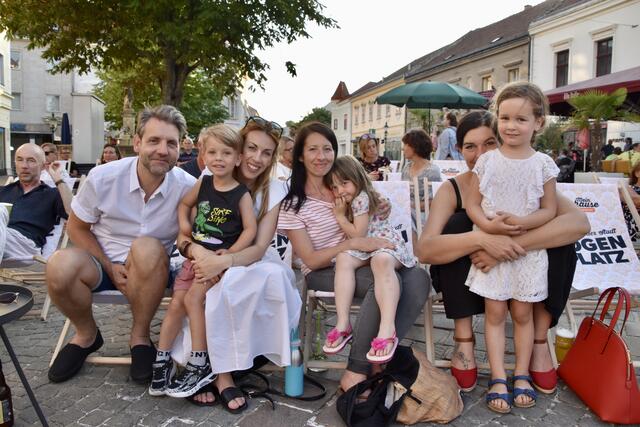 Jürgen, Luis, Patricia, Sonja und Linda sowie Antonia und Eva genossen das herrliche Wetter und die Musik in der Fußgängerzone.