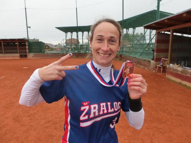 Softballerin Martina Lackner freut sich zum Abschluss einer erfolgreichen Saison über eine weitere Medaille. | Foto: Witches Linz