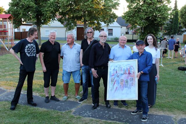 Mit Gratulanten und dem Gründungsmitglied Josef Sari. Am Foto das Titelbild, Geschenk des Künstlers Wolfgang Horwath