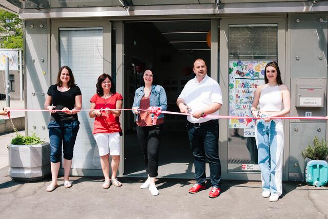 Feierliche Eröffnung des J.at am Volkertplatz (v.l.): Marina Hanke, Susi Schrott, Dolores Bakos, Bezirkschef Alexander Nikolai und Idina. | Foto: Caterina Donner 