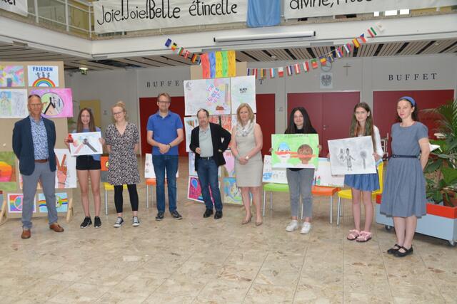 Die Siegerinnen Lea Kapp (1. Preis), Emma Heitzer (2. Preis) und Iris Midzic (3. Preis) mit den Repräsentanten des Lions Clubs Judenburg-Knittelfeld, Dr. Karl Rumpl und Dr. Karl Spreitzhofer sowie den Lehrkräften Mag. Katja Heiden, Mag. Klara Huber, Mag. Andreas Brugger und der Schuldirektorin Mag. Ursula Schriefl bei der Preisverleihung im BG/BRG Judenburg. | Foto: Fotos: Pfister