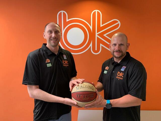 Der neue Headcoach der Dukes, Chris O’Shea, mit Manager Matthias Hager.