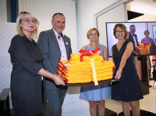 Landeshauptmann Hans Peter Doskozil mit den Ideengebern der Jubiläums-Linie, Michaela Pelzmann, Brand &amp; Product Managerin, Anita Windt, Technische Produktentwicklung, und Monika Pock, Leiterin Qualitätssicherung (v.l.).  | Foto: LMS