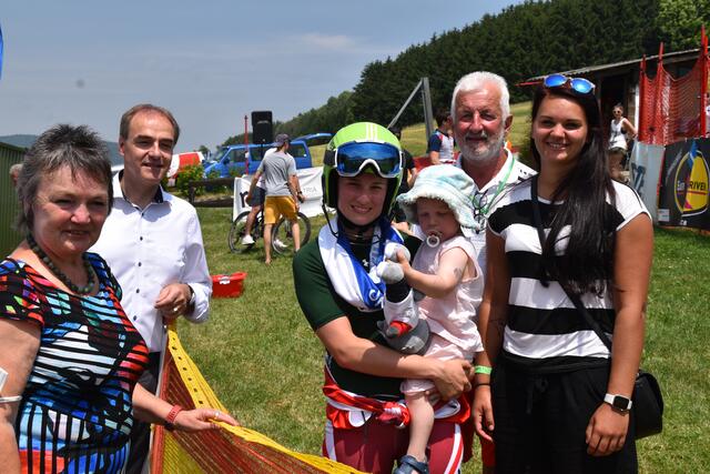 Zahlreiche Gratulanten: Bgm. Renate Habetler, LR Leonhard Schneemann, Kristin und Johanna, Hans Gschwandtner und Lisa Wusits | Foto: Michael Strini