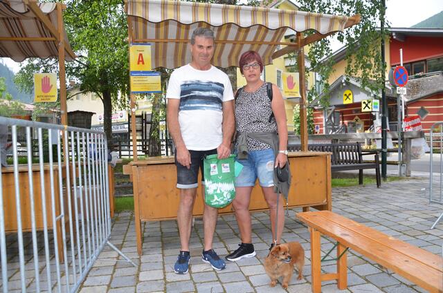 Die Spittaler Dieter und Jutta Müller mit ihrem Chiwawa-Pekinesen-Mischling
