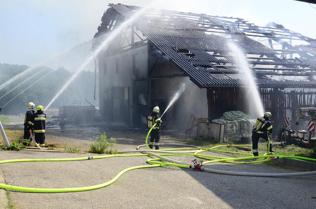 Der durch das am Heuboden ausgebrochene Feuer entstandene Sachschaden beträgt mehrere hunderttausend Euro. | Foto: Markus Zechbauer