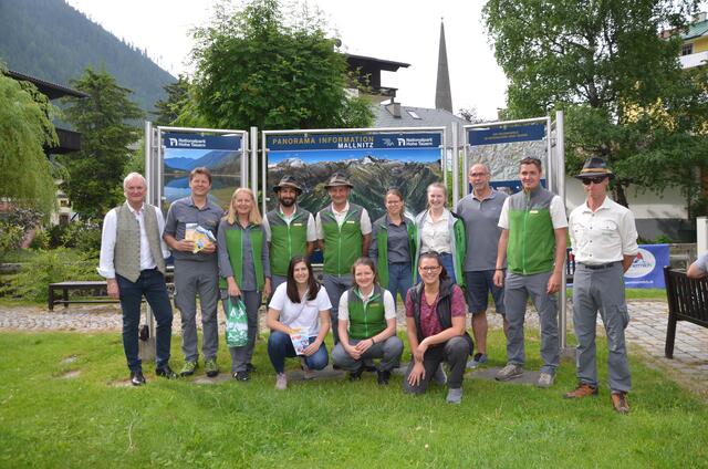 Mitarbeiter der Nationalparkverwaltung mit Günther Novak und Sara Schaar