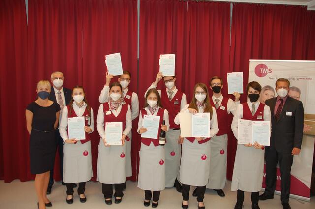 Fachvorstand Johann Habegger mit den beiden Prüfern Katharina Schober und Albert Decker gratulieren den Weinkennern aus St. Pölten: Tamara Karner, Laura Plametzberger, Matthias Priesching, Anika Schicklgruber, Alexander Hönigsberger, Magdalena Macho, Maximilian Planer und Julian Berger. | Foto: HAIDERER