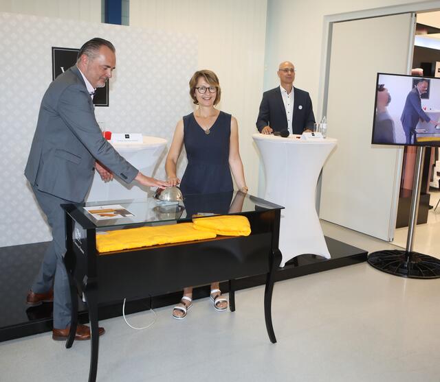 Landeshauptmann Hans Peter Doskozil gab mit Monika Pock, Leiterin Qualitätssicherung, den Startschuss für den Verkauf des Jubiläums-Handtuches. | Foto: LMS