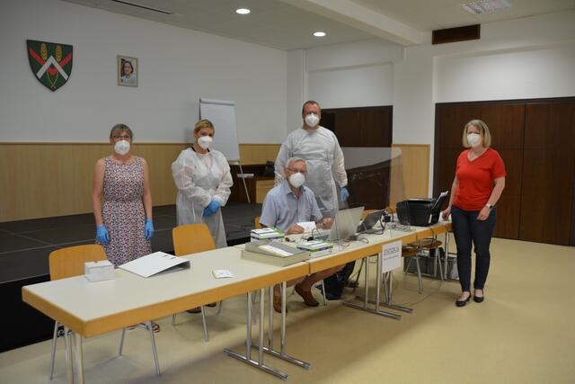 In der Teststraße in Winklarn. Bürgermeisterin Sabine Dorner bedankt sich beim gesamten Team – hier mit Erika Kimmel, Marion Ebner, Reinhard Sitz, Stepahn Sitz.