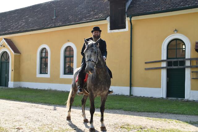Bundesrat Martin Preineder als Graf Henri Chambord hoch zu Ross.