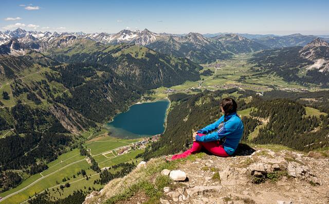 Blick vom Gipfel der Rote Flüh auf den Haldensee bei Nesselwängle. | Foto: Andreas Zebrak