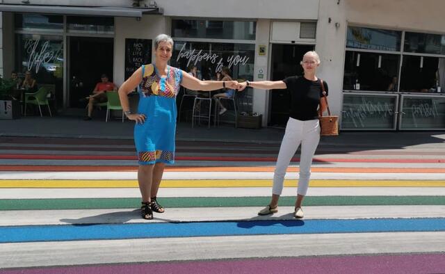 Auch die ehemalige Bundesgeschäftsführerin der Grünen, Ulrike Lunacek (l.) und Grüne-Bezirksvizin Julia Tinhof freuen sich über den neuen Zebrastreifen. | Foto: Grüne Wieden