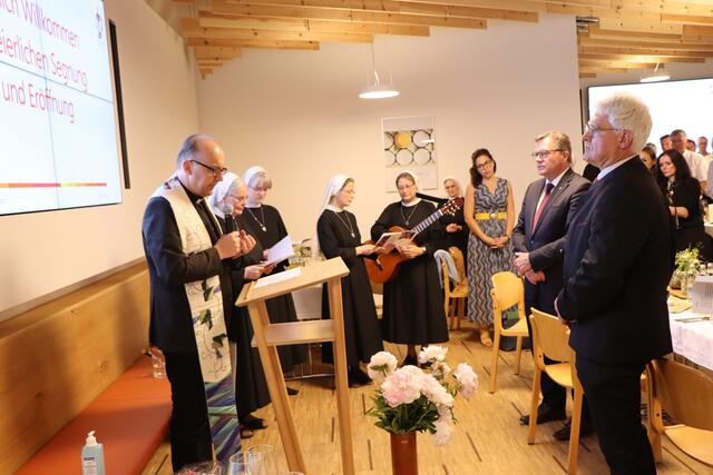 Bischof Hermann Glettler übernahm die feierliche Segnung, die von Generaloberin Maria Gerlinde Kätzler, Sr. Flad, Sr. Daniela Stolz und Sr. Birgit Hammerle begleitet wurde. | Foto: Othmar Kolp