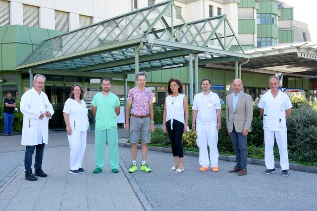 Prim Univ.-Prof. Dr. Martin Breitenseher (Ärztlicher Direktor), DGKP Angela Tschokert (Augenabteilung), DGKP Markus Weigmann (Abteilung Anästhesie und Intensivmedizin), Willi Resch, Regina Kronsteiner (Patientenadministration), Dr. Georg Kirbes (Notarzt und Assistenzarzt Anästhesie und Intensivmedizin), Mag. Franz Huber (Kaufmännischer Direktor), Wolfgang Leitner (Stv. der Pflegediretorin)