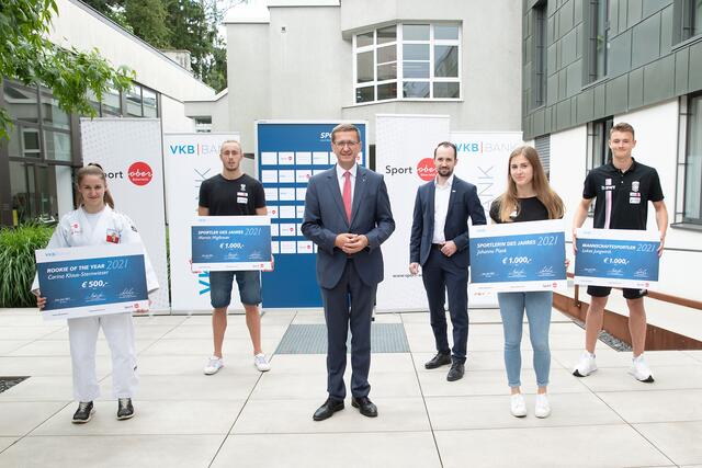 Rookie of the year Carina Klaus-Sternwieser, Sportler des Jahres Marvin Miglbauer, Wirtschafts- und Sport-Landesrat Markus Achleitner, Sponsor-Partner und Sprecher des Vorstandes der VKB Bank Markus Auer, Sportlerin des Jahres Johanna Plank und Mannschaftssportler des Jahres Lukas Jungwirth. | Foto: Land OÖ/Sabrina Liedl