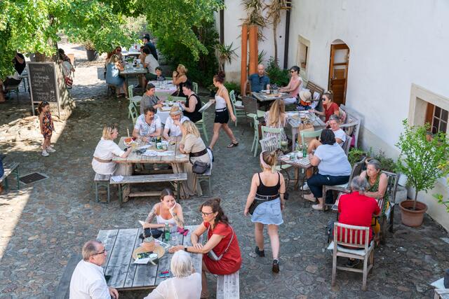 Bei Kaiserwetter waren zahlreiche Gäste, unter Einhaltung der Covid-19-Regeln, in die Cselley Mühle gekommen.