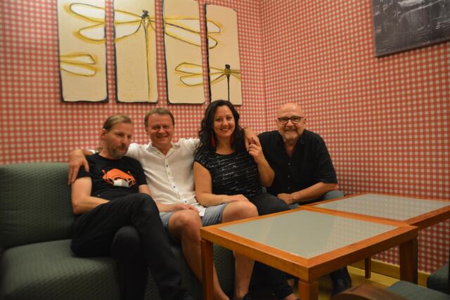 "Voice &amp; Guitar Superior": Sigi Meier, Peter Benovic, Beatrice Buchebner und Peter Schlöglhofer gaben im Schloss Neubruck ein tolles Konzert. | Foto: Roland Mayr