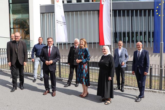 Die neuen Bereiche im Haus 3 wurden feierlich ihrer Bestimmung übergeben: GF Bernhard Guggenbichler, Bischof Hermann Glettler, Pflegedirektor Dominik Siegele, LH Günther Platter, Verbandsobm. Bgm. Siegmund Geiger, Gesundheitslandesrätin Annette Leja, Generaloberin Maria Gerlinde Kätzler, Ärztlicher Leiter Ewald Wöll und Wirtschaftslandesrat Anton Mattle (v.l.). | Foto: Othmar Kolp