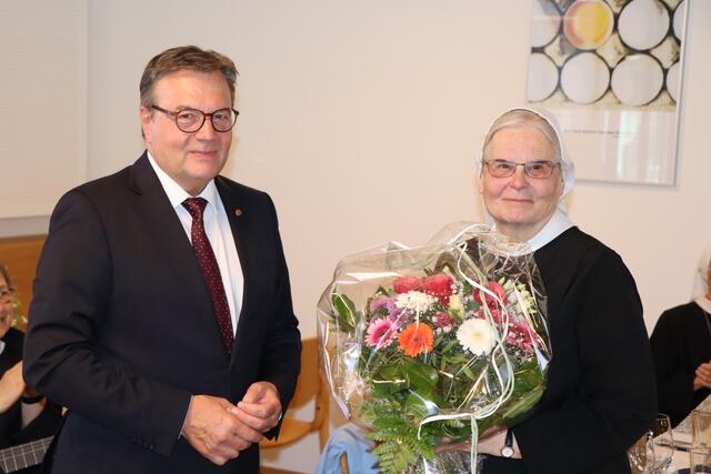 LH Günther Platter dankte Generaloberin Maria Gerlinde Kätzler. | Foto: Othmar Kolp