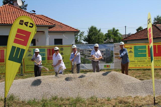 Baumeister Stefan Grafinger, Petra Stix von der BezirksRundschau, Bgm. Ferdinand Aigner, EW-Bau-Chef Alexander Köbrunner und Philipp Zoister von Immotop Realitäten (v.l.). | Foto: Cserkits