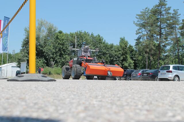 Ein automatisiertes Nutzfahrzeug bei der Demonstration. | Foto: BRS/Losbichler