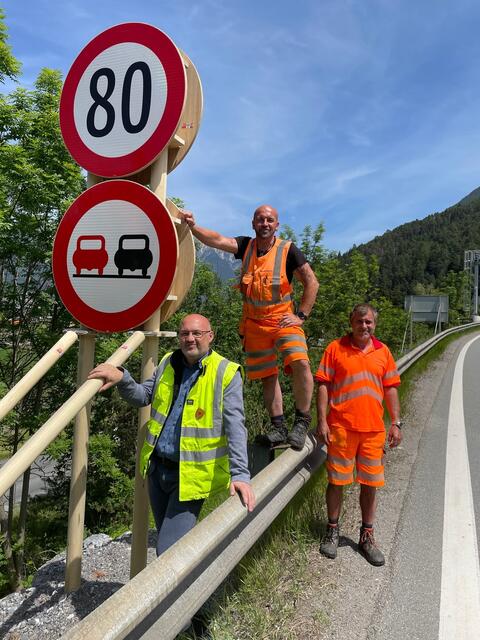 Autobahnmeister Günther Santer (vorne) mit den neuen Schildern der Asfinag.