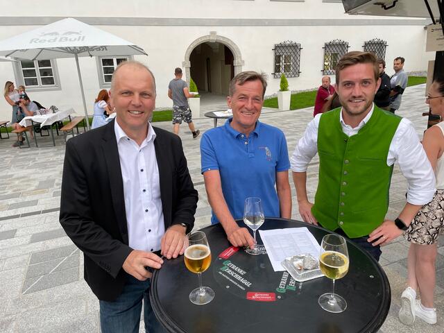 Hannes Fender, Josef Geisler und Dominik Mainusch beim Flohmarkt.  | Foto: Haun