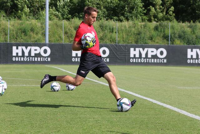 Philipp Großalber trainiert mit den schwarz-weißen Tormännern.