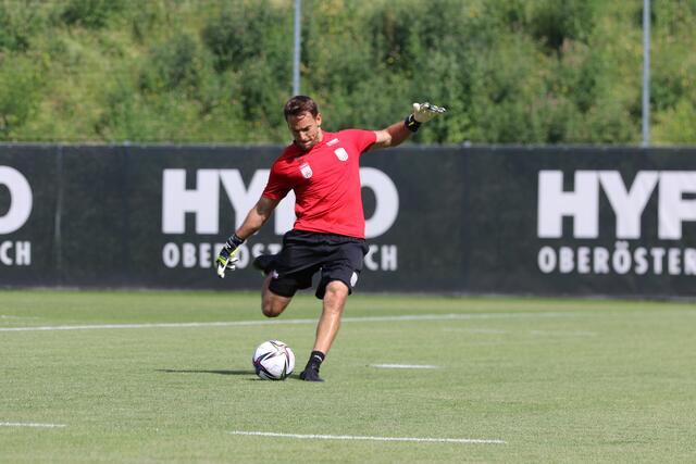 Philipp Großalber trainiert mit den schwarz-weißen Tormännern.