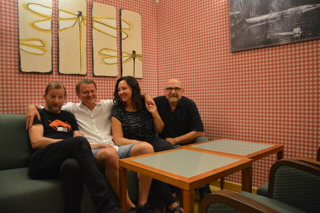 "Voice &amp; Guitar Superior": Sigi Meier, Peter Benovic, Beatrice Buchebner und Peter Schlöglhofer gaben im Schloss Neubruck ein tolles Konzert. | Foto: Roland Mayr