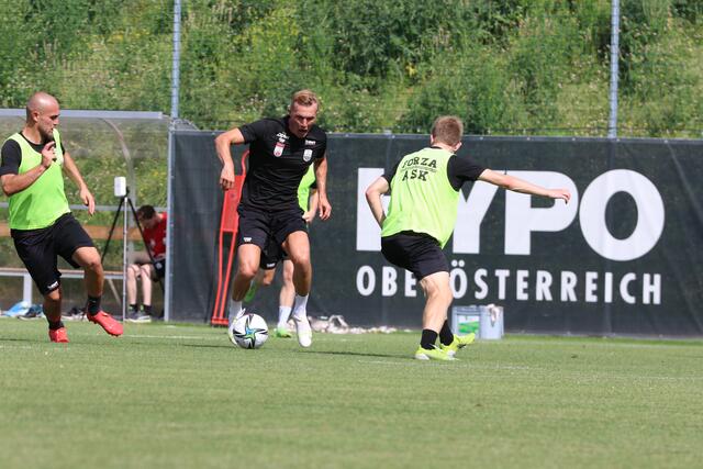 Thomas Goiginger ist bereits für Dribblings im Strafraum.
