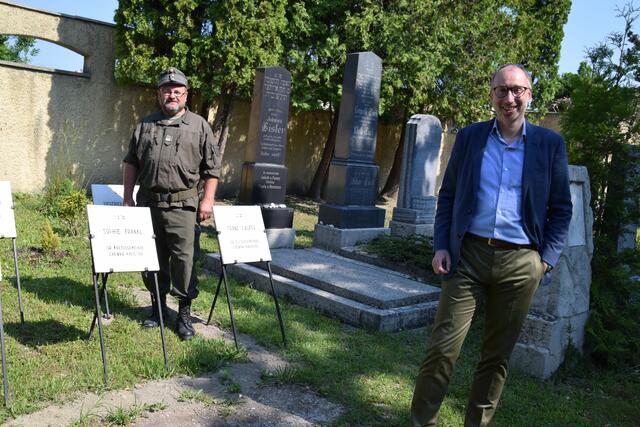 Stolz präsentiert Norbert Glasl dem Generalsekretär Klaus Hoffmann den sanierten Jüdischen Friedhof in Korneuburg.