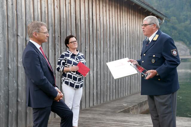 Landeshauptmann Thomas Stelzer und BezirksRundschau Salzkammergut-Redaktionsleiterin Kerstin Müller mit Preisträger Gerhard Pucher von der ÖWR Ebensee.