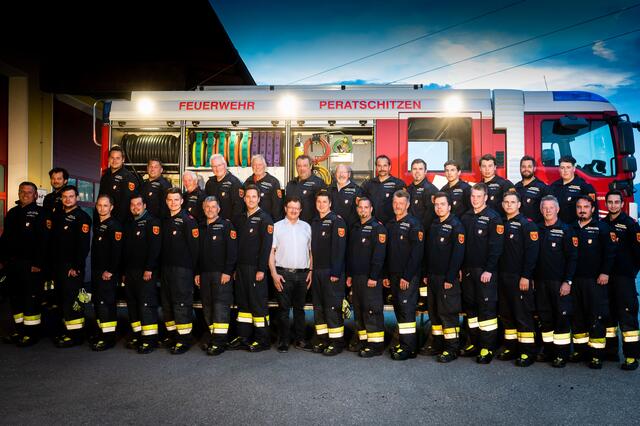 Die Mannschaft der Freiwilligen Feuerwehr Peratschitzen wurde mit neuer einheitlicher Bekleidung ausgestattet.