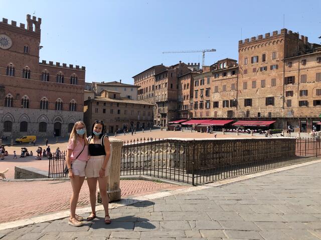 Michaela Eschenauer und Ramona Koller absolvieren ihr Auslandspraktikum in Siena in Italien.  | Foto: Privat