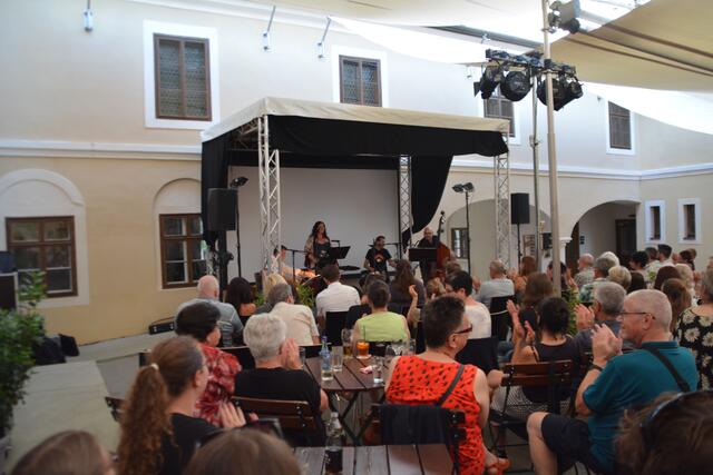Voice &amp; Guitar Superior spielte im Töpperschloss Neubruck auf. | Foto: Roland Mayr