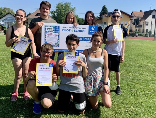 Die Siegerklasse: Greta, Sinan, Selina K, Selina B, Mihai, Jan, Patrick, Nadine Binder (v. l. h. n. r. u.). | Foto: Pestalozzi Schule Braunau